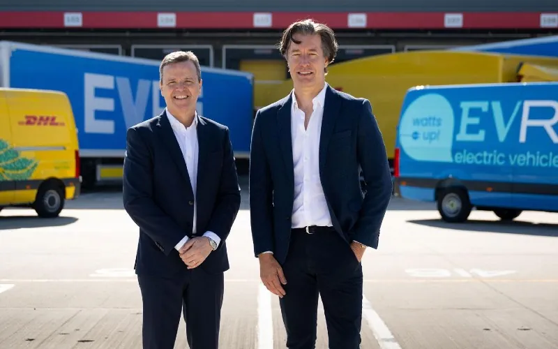 Left to right - Pablo Ciano, CEO of DHL eCommerce and Martijn de Lange, CEO of Evri