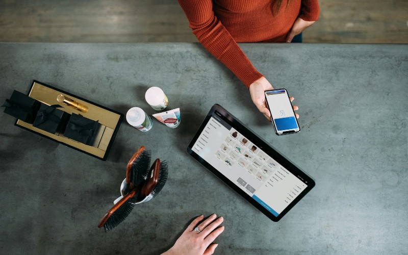 Smartphone, tablet. Credit: Blake Wisz, Unsplash