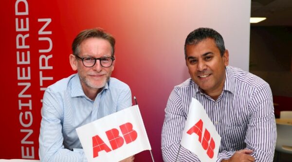 Colin Smith (L), IPEC CEO and Richard Mahomed (R), Local Division Manager, Electrification Service, ABB UK