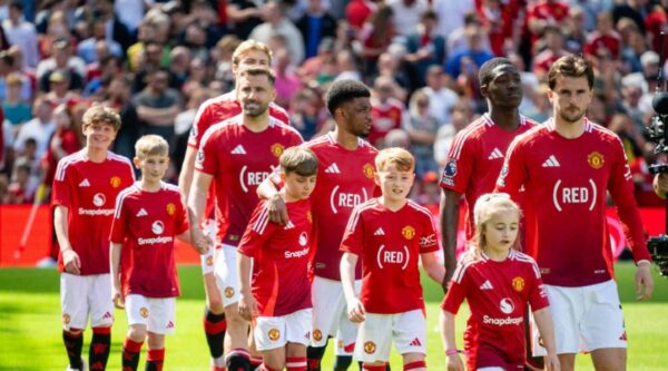 (RED) sponsors Manchester United shirts