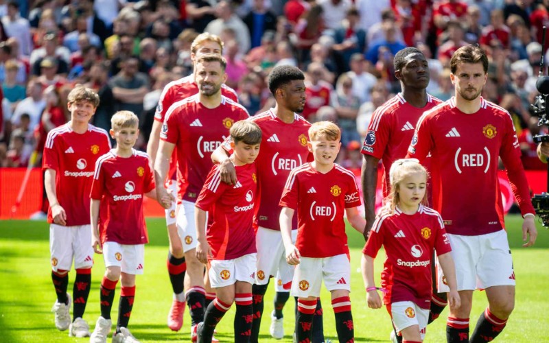 (RED) sponsors Manchester United shirts